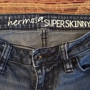 Bullhead Hermosa Superskinny Straight Legged Jeans